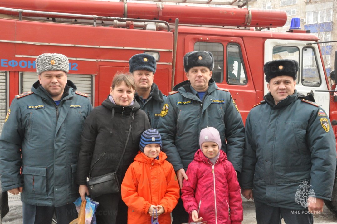 Донское МЧС исполнило новогодние мечты брата и сестры из Донецка