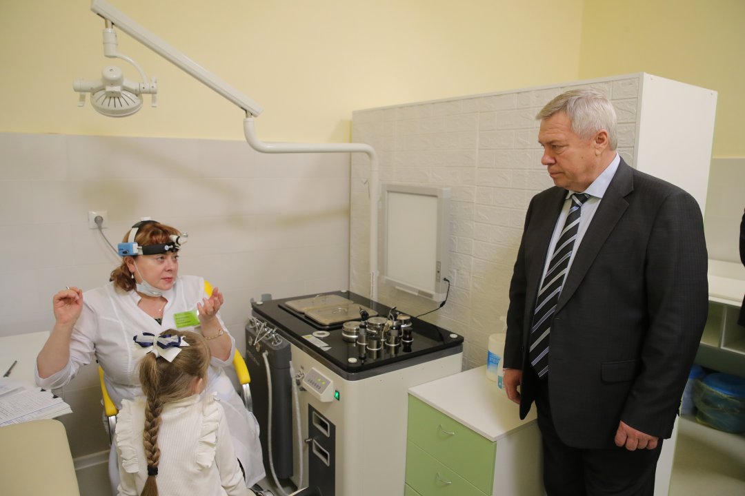 Василий Голубев посетил обновленную по нацпроекта детскую поликлинику в Донецке