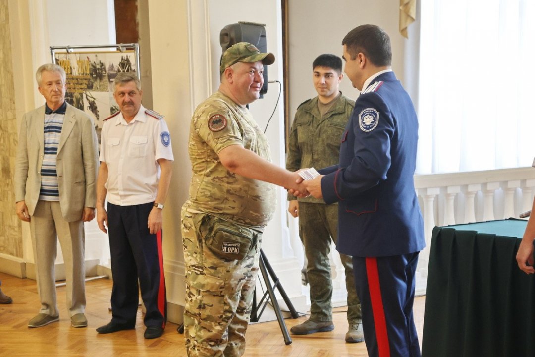 Портреты казаков-участников СВО переданы в дар военно-историческому залу Дома офицеров ЮВО