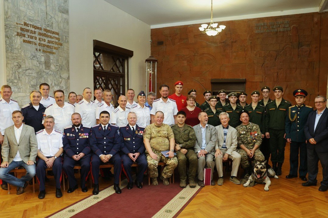 Портреты казаков-участников СВО переданы в дар военно-историческому залу Дома офицеров ЮВО